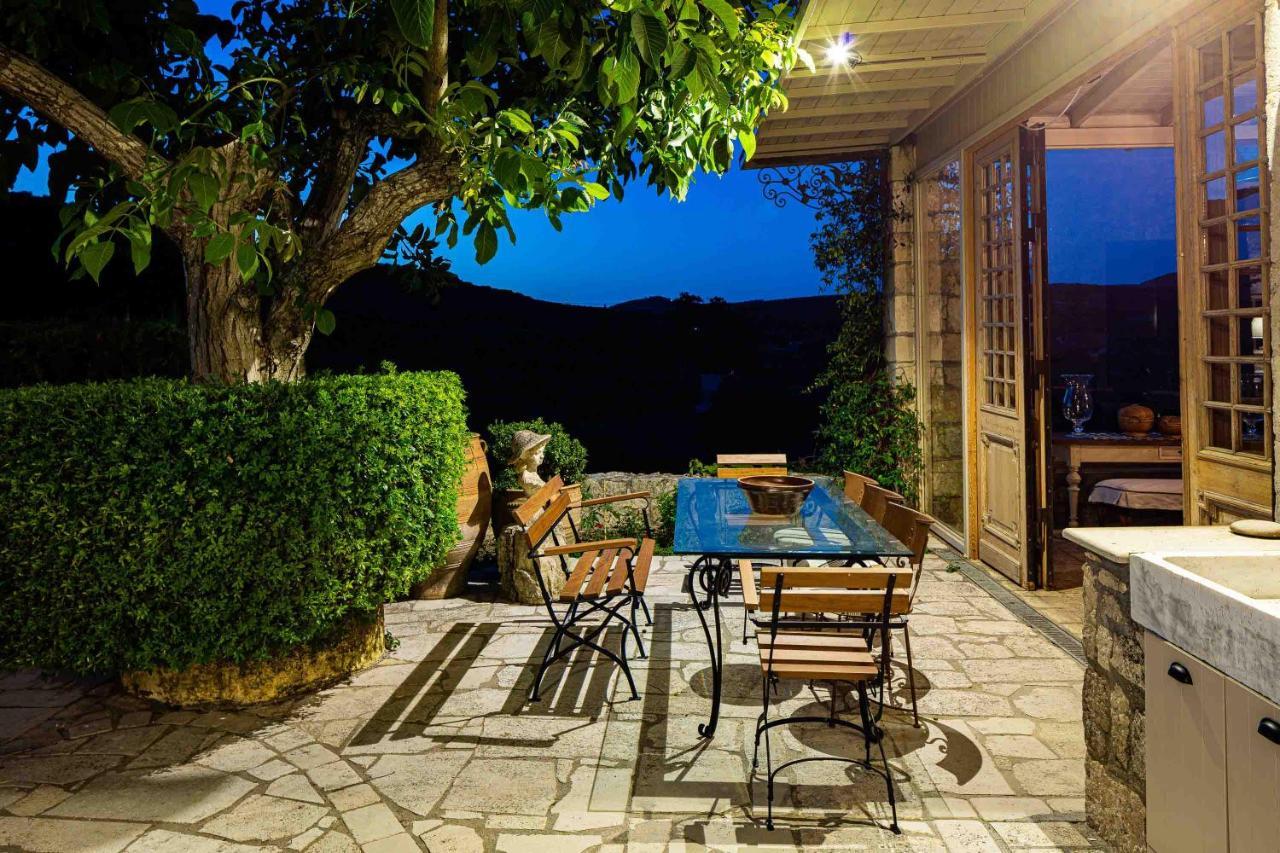 Villa Mantilari Wine Estate 7 Apartments 2 Private Pools 1 Heated Tennis Court Fitness Center Archanes Exterior foto